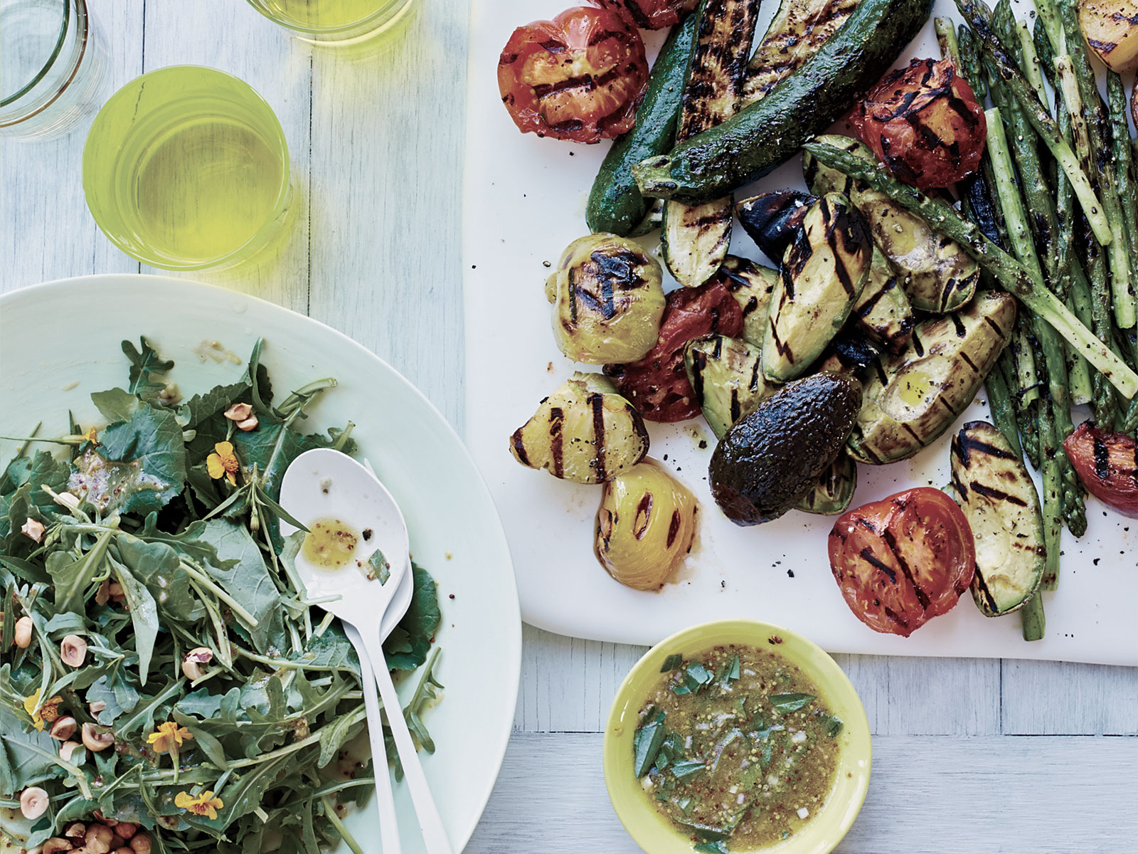 Grigliata di verdure di stagione e pane tostato con aglio e olio di oliva